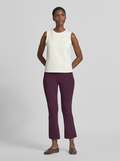 Frauenmodel trägt Regular Fit Schlaghose in 7/8 Länge Modell 'MACY' von Raffaello Rossi, dunkellila Farbe, glatte Struktur, Ganzkörperansicht von vorne, Damen Schlaghose von Raffaello Rossi.