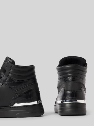 Productfoto, Sneaker uit leder-mix model 'WYSTOR' van GUESS, afgeronde pasvorm, gestructureerde zool, zwart, context toegepast.