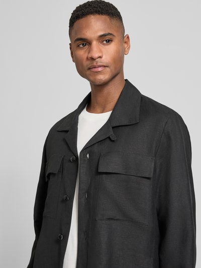 Männermodel trägt Regular Fit Hemdjacke aus Leinen-Viskose-Mix Modell 'ANTIGUA' von Antony Morato, Reverskragen, Brusttaschen, Nahaufnahme Oberkörper. Rückenlänge bei Größe 50: 72 cm