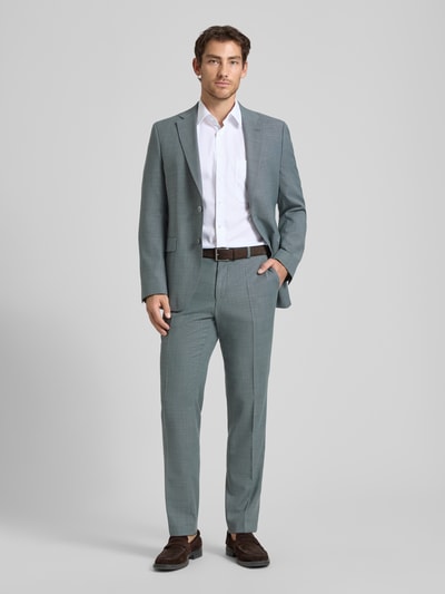 Męski model nosi Comfort Fit Business-Hemd aus Baumwolle mit Kentkragen od ETERNA, biała koszula biznesowa z listwą guzikową, brustaszą, rękaw o dł. 1/2; długość tyłu w rozmiarze 40: 80 cm, szerokość ramion w rozmiarze 40: 45 cm, długość rękawów w rozmiarze 40: 30 cm, całkowity widok z przodu.