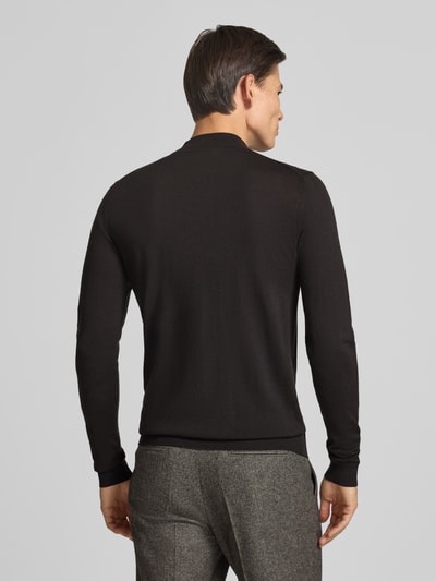 Männermodel trägt Strickpullover aus Schurwolle mit Stehkragen von ROY ROBSON, schwarze Farbe, schlichte Struktur, Slim Fit, Ganzkörperansicht Rückansicht.