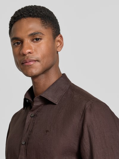 Männermodel trägt Causal Fit Leinenhemd mit Kentkragen Modell 'Mike' von JOOP! Collection in Braun, Knopfleiste, Nahaufnahme Oberkörper. Reines Leinen, abgerundeter Saum, Rückenlänge 73 cm, Schulterbreite 40 cm, Ärmellänge 66 cm, sportliche Textur.