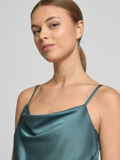 Frauenmodel trägt Cocktailkleid mit Wasserfall-Ausschnitt von Jake*s Cocktail aus grünem Satin, Spaghettiträger, tailliert, Nahaufnahme Oberkörper.