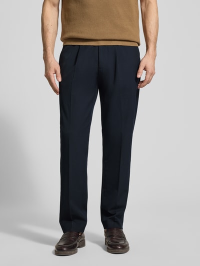 Männermodel trägt Regular Fit Chino mit Viskose-Anteil von Selected Homme in Optik: Unifarben, Materialverarbeitung: Twill, Nahaufnahme Unterkörper.