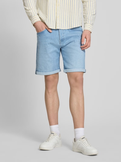 Mężczyzna nosi Jeansshorts mit Umschlag Modell 'RICK' od Jack & Jones, jasnoniebieski, bawełna ze stretchem, krój regular fit, Szerokość w rozmiarze M: 42 cm, długość nogawki wewnętrznej: 23 cm, widok z przodu, ujęcie całej sylwetki.