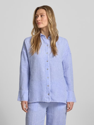 Vrouwenmodel draagt Regular Fit Hemdbluse aus reinen Leinen van Christian Berg Woman in lichtblauw, met overhemdkraag, doorlopende knoopsluiting, met lange mouwen en met franjes, ruglengte maat 36: 72 cm, mouwlengte maat 36: 55 cm, textuur van linnen, geheel van voren te zien, Ganzkörperansicht von vorne.