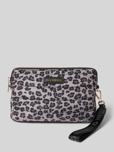 Produktfoto, Kosmetiktasche mit Label-Detail von Hey Marly im Allover-Animal-Print, Reißverschluss und Logo-Detail, Modell Little Buddy.