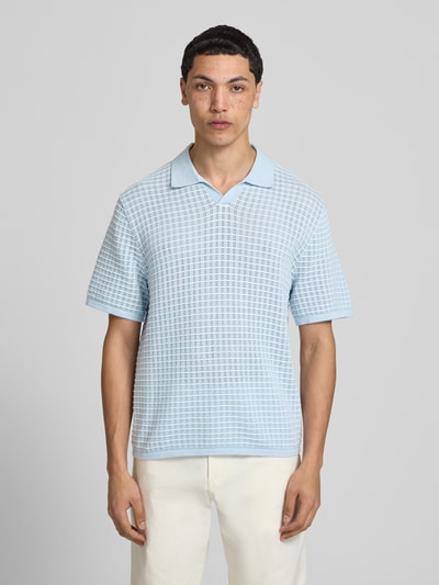 Mannenmodel draagt Regular Fit Poloshirt met V-hals van Jack & Jones van puur katoen, gebreid shirt, ruglengte maat M 67 cm, frontale volledige lichaamsopname.