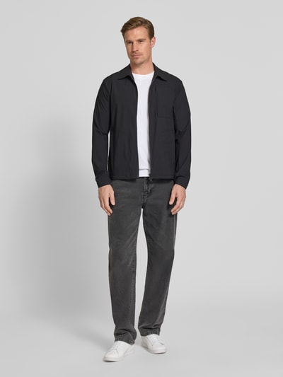 Mannenmodel draagt Regular Fit Jacke met Umlegekragen Modell 'Motion' van SCANDINAVIAN EDITION, zwart, glad materiaal, elastische mix, Napoleonzak, tweewegrits, steekzakken, maat M: ruglengte 73 cm, schouderbreedte 45 cm, borstwijdte 50 cm, mouwlengte 66 cm, volledige lichaamsaanzicht van voren.