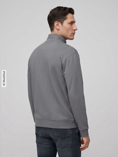 Męski model nosi Regular Fit Sweatjacke aus Baumwoll-Mix model 'Laze Zip Jacket' von HUGO, bluza rozpinana w kolorze szarym, tekstura gładka, Ganzkörperansicht Rückansicht, Herren Sweatjacke von HUGO, KI-modifiziertes Bild.