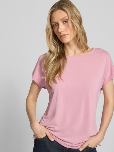 Frauenmodel trägt Regular Fit T-Shirt mit Rundhalsausschnitt von Christian Berg Woman im Modal-Mix, fixierte Ärmelabschlüsse, rosa, Nahaufnahme Oberkörper. Rückenlänge bei Größe S: 64 cm.