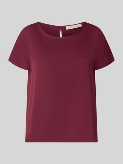 Produktfoto, Bluse aus Satin mit Rundhalsausschnitt von Rinascimento in Bordeauxrot, glatte Oberfläche, gerade Passform, Kurzarm, Rückseitiger Knopfverschluss, Material-Mix mit Stretch-Anteil