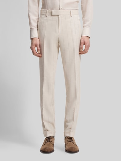 Männermodel trägt Slim Fit Anzug aus Baumwoll-Woll-Mix Modell 'H-HUGE-2PCS-261' von BOSS in Beige, Optik:Allover-Muster, gestreift, Bügelfalten, Gürtelschlaufen, Ganzkörperansicht von vorne.