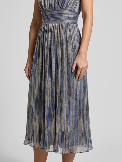 Frauenmodel trägt Cocktailkleid mit Rundhalsausschnitt von Swing im Material-Mix, taillierter Schnitt, blickdichtes Unterkleid, Nahaufnahme Oberkörper.