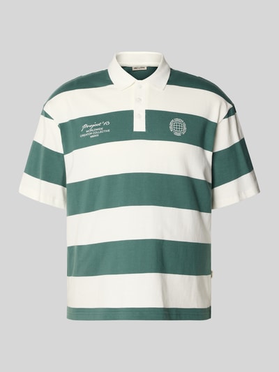 Produktfoto, Relaxed Fit Poloshirt aus reiner Baumwolle Modell 'DEVIN' von Only & Sons, zielone i białe szerokie paski, bawełniany jersey, krój relaxed fit, wzór allover, krótki rękaw, polokołnierzyk, krótka listwa guzikowa, nadruki i aplikacja z logo