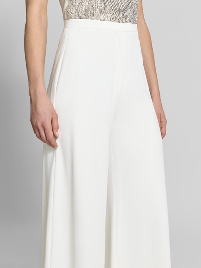 Vrouwenmodel draagt Wide Fit Stoffhose mit Haken- und Reißverschluss van Swing in wit, elastische materiaalmix, detailopname heupen.