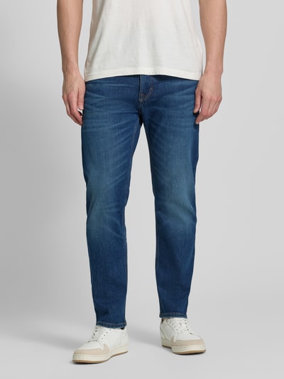 Männermodel trägt Jeans mit Eingrifftaschen Modell 'HIGHT' von Drykorn, Regular-Fit, Baumwoll-Elasthan-Mix, Ganzkörperansicht von vorne.