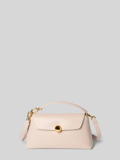 Produktfoto, Umhängetasche mit Label-Detail Modell 'SFERA' von FURLA in Beige mit goldfarbenen Details, Hauptfach mit Umschlag und Druckknopfverschluss, verstellbarer Schultergurt, Maße 23 cm Breite, 14 cm Länge, 9 cm Tiefe, Schulterriemen 110 cm.
