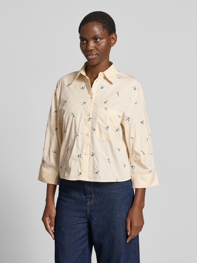 Frauenmodel trägt Regular Fit Bluse mit Stitchings Modell 'LOVELY' von Mango in Creme mit Hemdblusenkragen, Brusttasche, vorne, Nahaufnahme Oberkörper, Rückenlänge bei Größe S 52 cm, Ärmellänge 46 cm.