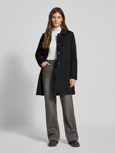 Frauenmodel trägt Mantel mit verdeckter Knopfleiste und Eingrifftaschen von Christian Berg Woman Selection, dunkle Farbe, glatte Textur, gerader Schnitt, Kentkragen, seitliche Eingrifftaschen, Rückenlänge 87 cm, Schulterbreite 40 cm, Brustweite 54 cm, Ärmellänge 62 cm, Ganzkörperansicht von vorne.