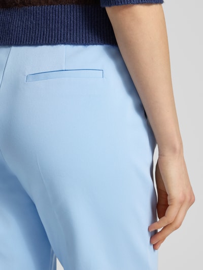 Kobiece modelka nosi Hose mit Bügelfalten von comma, bawełniany miks z domieszką stretchu, krój slim fit, tylnie kieszenie, jasnoniebieski kolor, detaliczny widok tylnej części, Szerokość w rozmiarze 36: 38 cm, długość nogawki wewnętrznej w rozmiarze 36: 73 cm.