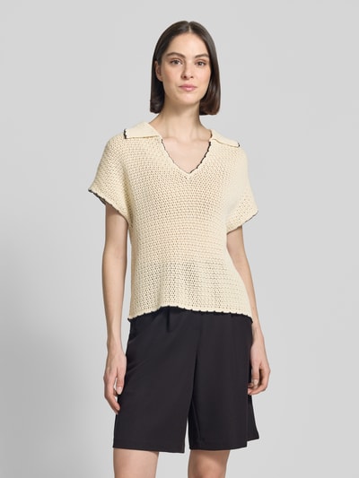 Frauenmodel trägt Regular Fit Pullunder mit Polokragen von s.Oliver RED LABEL, Optik: Unifarben, Material: Baumwoll-Mix, Strick, Ganzkörperansicht von vorne.