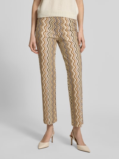 Damesmodel draagt Hose in verkürzter Passform Modell 'FAITH' van Cambio, modalmix met viscose, elastische band, zigzag patroon, binnenbeenlengte maat 36: 78 cm, bandwijdte maat 36: 35 cm. Ganzkörperansicht van voren.