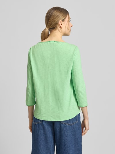 Modelka nosi Regular Fit 3/4-Shirt aus reiner Baumwolle od s.Oliver RED LABEL, zielony melanż, jersey, krój regular fit, widok z tyłu, całopostaciowy.