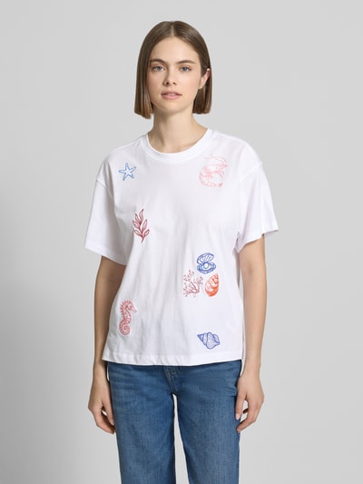 Frauenmodel trägt Regular Fit T-Shirt aus reiner Baumwolle Modell 'EMMINA' von Only, Optik: Unifarben mit Stickereien, Ganzkörperansicht von vorne.