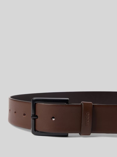 Productfoto, bruine leren HUGO Gürtel aus Leder Modell 'Gionio' met zwarte doornsluiting en logo-opdruk, breedte 4 cm.