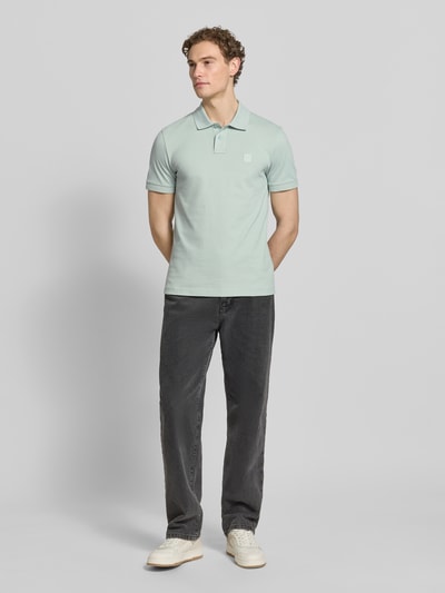Männermodel trägt Regular Fit Poloshirt aus Baumwoll-Mix Modell 'PASSENGER' von BOSS Orange, Optik: Unifarben, Ganzkörperansicht von vorne.