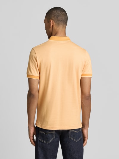 Männermodel trägt Regular Fit Poloshirt mit Logo-Stitching von Lerros in hellem Orange, glatte Textur, Rückenansicht, Ganzkörperansicht Rückansicht.
