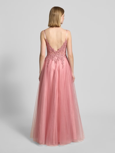 Männermodel trägt Maxikleid mit Spitze und Gehschlitz von Luxuar, różowy tiul, taliowany krój, spagetti ramiączka, głęboki dekolt na plecach, długość tyłu w rozmiarze 36: 121 cm, szerokość w rozmiarze 36: 38 cm, całość z tyłu