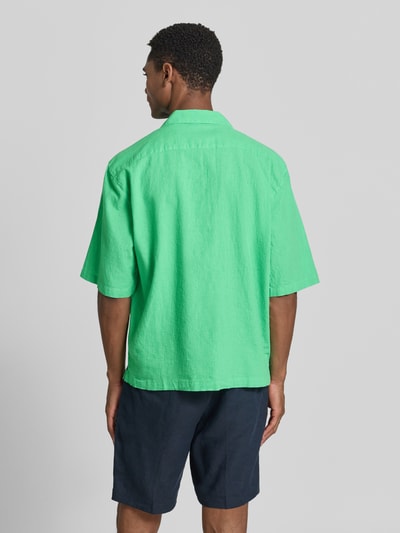 Männermodel trägt Cropped Freizeithemd aus Leinen-Baumwoll-Mix von Lindbergh in Grün mit Reverskragen und Knopfleiste, Rückansicht, Ganzkörperansicht Rückansicht. Rückenlänge 70 cm, Schulterbreite 49 cm, Ärmellänge 32 cm, Größe M.