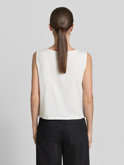 Vrouwenmodel draagt 'Blusentop mit Paillettenbesatz' van More & More in wit, katoenmix met stretch, rechte fit, ruglengte 51 cm, geheel van achteren