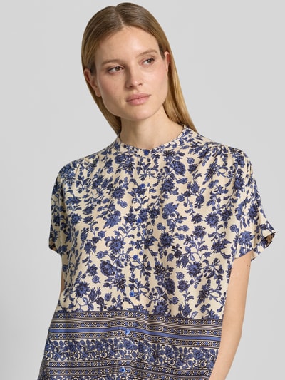 Frauenmodel trägt Relaxed Fit Bluse aus Viskose im Allover-Look Modell 'Mya' von LOLLYS LAUNDRY, florales Muster, Rundhalsausschnitt, Nahaufnahme Oberkörper.