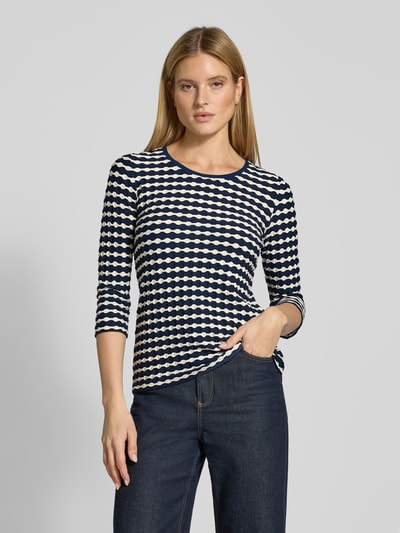 Frauenmodel trägt T-Shirt im Allover-Look mit 3/4-Arm von Betty Barclay, Slim Fit, Rundhalsausschnitt, marine-creme gemustert, Nahaufnahme Oberkörper.