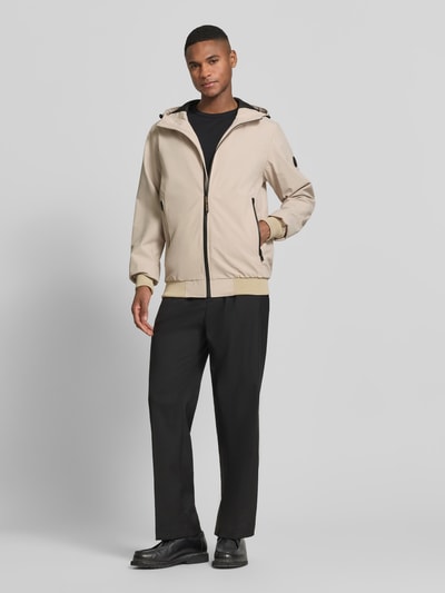 Mannenmodel draagt Jacke mit Reißverschlusstaschen Modell 'MATTEO' van CARS JEANS in beige, materiaal-mix met stretch, regular fit, capuchon met tunnelkoord, ritssluiting, ritssluitzakken, effen textuur, vooraanzicht volledige lichaamsopname