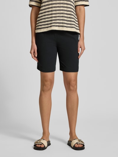 Frauenmodel trägt Shorts mit elastischem Bund Modell 'Cissie' von Soyaconcept aus Reine Baumwolle im Regular-Fit, Ganzkörperansicht von vorne.