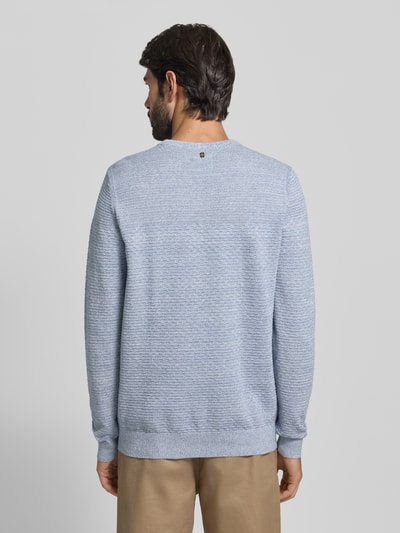 Männermodel trägt Strickpullover mit gerippten Abschlüssen von PME Legend aus reiner Baumwolle, Regular-Fit, Rückenlänge 70 cm, Ganzkörperansicht Rückansicht.