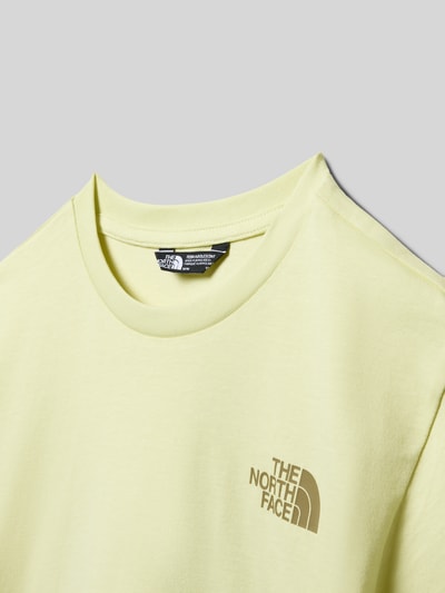 Produktfoto, Relaxed Fit T-Shirt mit Logo-Print Modell 'Voyage' von The North Face, Kinder T-Shirt aus Reine Baumwolle, Rundhalsausschnitt, Rückenlänge 50 cm bei Größe M, gelbe Farbe, glatte Textur