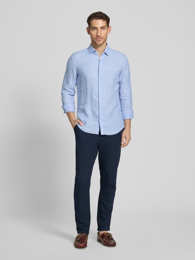 Mannelijk model draagt Slim Fit Business-Hemd aus Leinen mit Kentkragen van SEIDENSTICKER, lichtblauw, knoopsluiting, ganzkörperaanzicht van voren, ruglengte maat 40: 69 cm, schouderbreedte: 43 cm, mouwlengte: 64 cm.