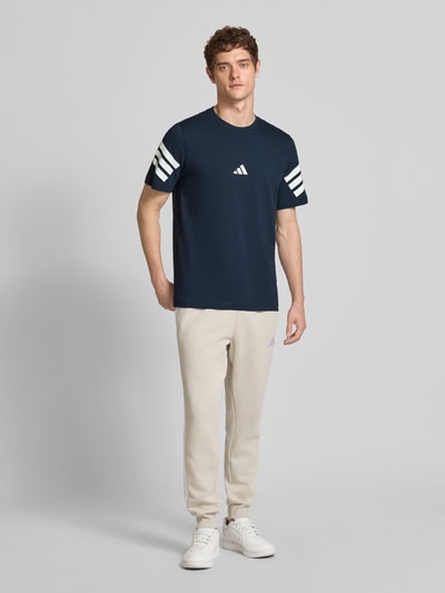 adidas Sportswear T-Shirt mit Label-Print Dunkelblau 1