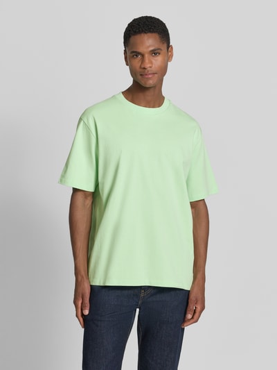 Männermodel trägt Oversized T-Shirt mit Rundhalsausschnitt von Lindbergh aus Reine Baumwolle in Hellgrün, Ganzkörperansicht von vorne