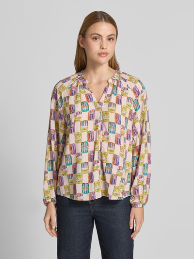 Frauenmodel trägt Regular Fit Bluse aus Viskose im Allover-Look von Emily Van den Bergh in bunten Farben mit V-Ausschnitt, Nahaufnahme Oberkörper, Rückenlänge 61 cm, Ärmellänge 62 cm, Größe 36.