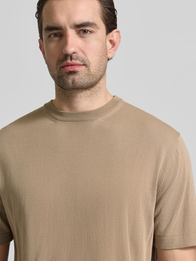 Männermodel trägt T-Shirt mit geripptem Rundhalsausschnitt von CRUNA, beige, reine Baumwolle, Regular Fit, Nahaufnahme Oberkörper.