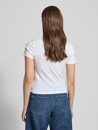 Frauenmodel trägt T-Shirt mit Label-Stitching von Levi’s®, weiß, Slim Fit, reine Baumwolle, kombinierbar, Ganzkörperansicht Rückansicht.