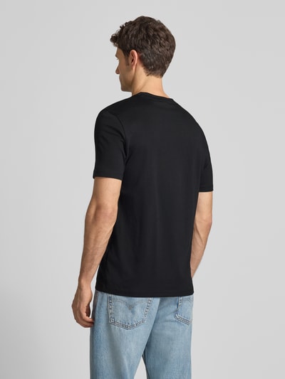 Männermodel trägt Regular Fit T-Shirt aus reiner Baumwolle Modell 'DUBROX' von HUGO in Schwarz, unifarben, Ganzkörperansicht Rückansicht.