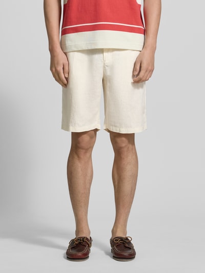 Männermodel trägt Shorts aus Leinen mit Gesäßtaschen von Gant, cremefarben, Regular-Fit, elastischer Bund, Ganzkörperansicht von vorne.