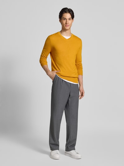 Christian Berg Men Sweter z dzianiny z mieszanki wełny merino z dekoltem w serek Żółty melanż 1